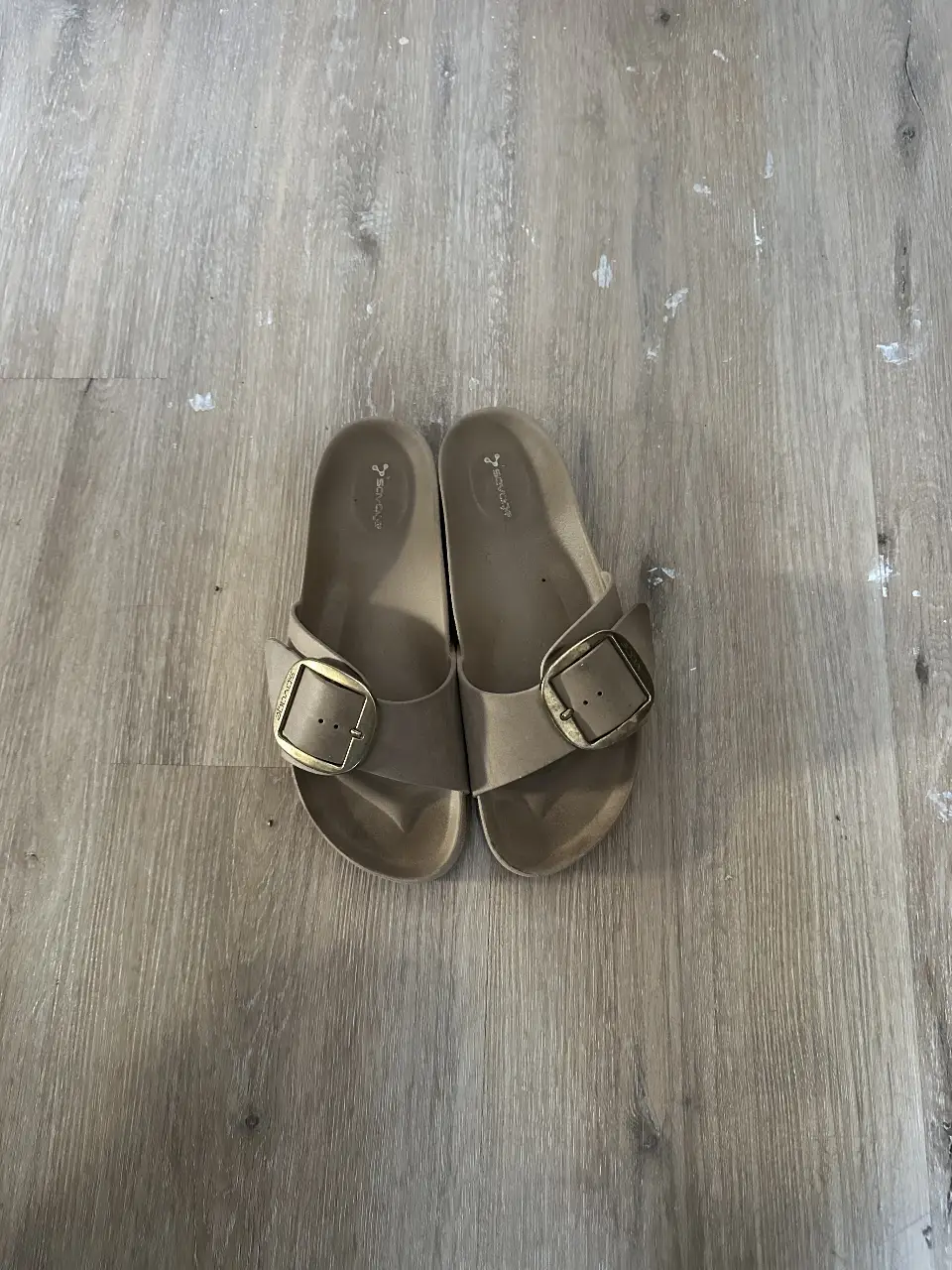 Sandalias de mujer color crudo con hebilla dorada. Ideales para un look casual y cómodo.