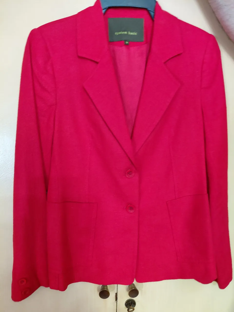 Blazer rojo vibrante, ideal para darle un toque de color a cualquier outfit. Su corte clásico lo hace perfecto para eventos formales o para elevar un look casual de trabajo. Cuenta con dos botones al frente y bolsillos aplicados.