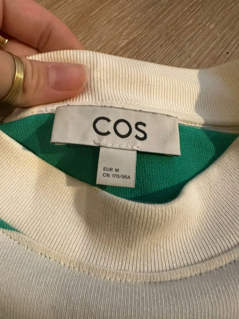 Remera COS - Vista 2