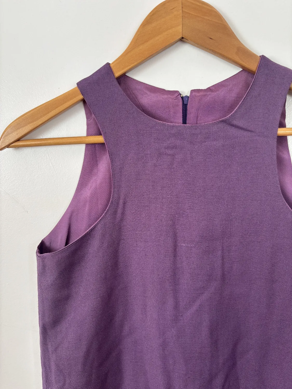 Vestido morado sin mangas, con bolsillos frontales y cierre en la espalda. Ideal para un look casual y cómodo.