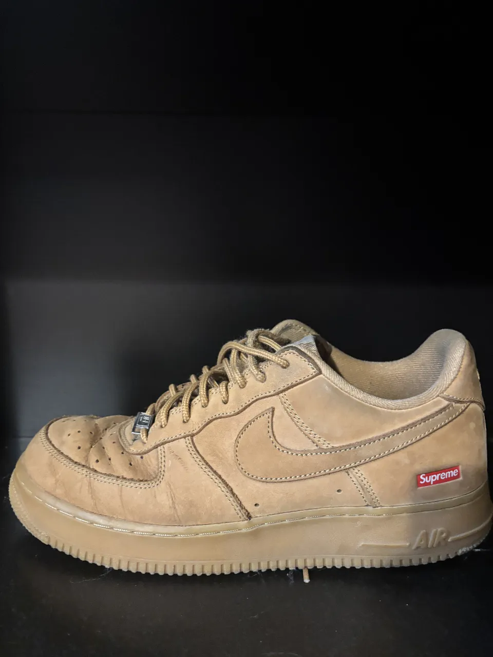Zapatillas Nike Air Force 1 x Supreme color marrón claro, un clásico del streetwear que combina estilo y comodidad. Ideales para el día a día.