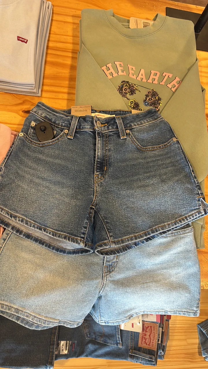 Shorts de jean tiro alto, estilo vintage, con roturas y un corte moderno que los hace súper cancheros. Ideales para armar looks descontracturados y con onda.