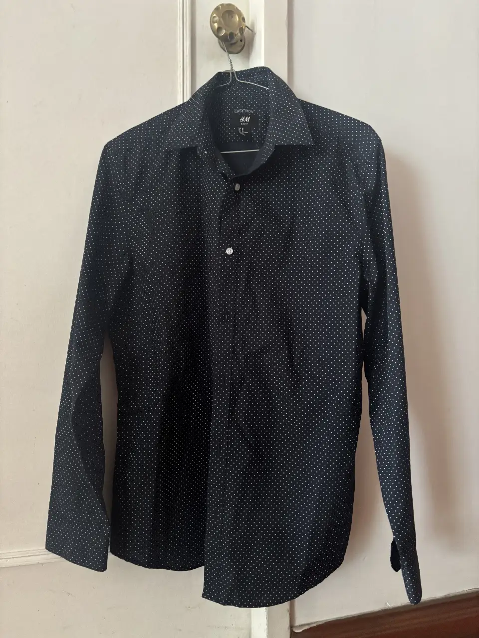 Camisa de hombre H&M Slim Fit negra con estampado de lunares blancos. Ideal para un look elegante y moderno.