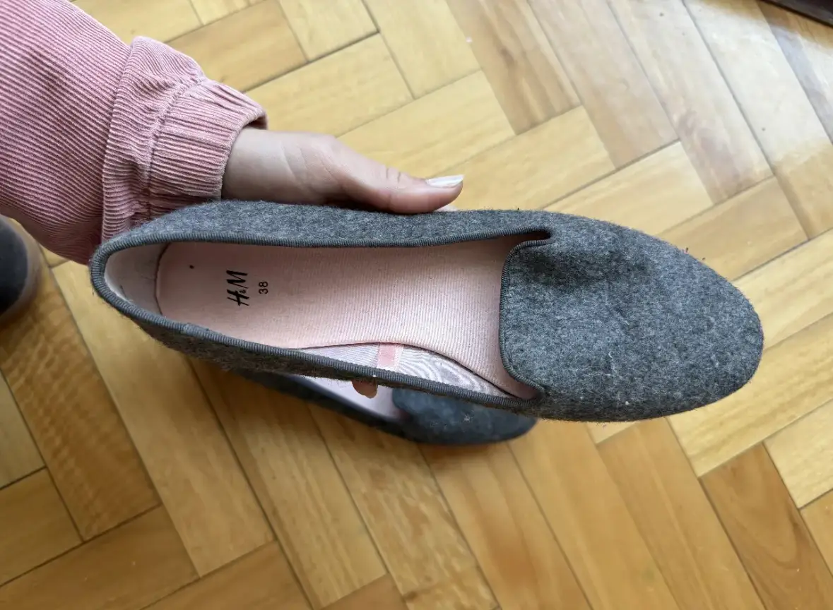 Ballerinas grises de fieltro, ideales para un look casual y cómodo. Perfectas para el día a día.