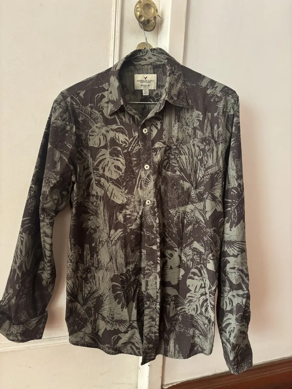 Camisa de hombre American Eagle con estampado de hojas. Talle S, corte clásico, manga larga. Ideal para un look casual y canchero.