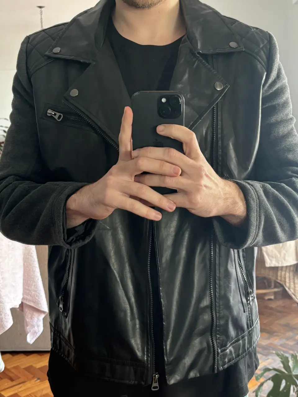 Campera biker de cuero sintético para hombre. Diseño con detalles acolchados en hombros y mangas, cierre asimétrico y bolsillos con cierre. Ideal para un look rockero y moderno.