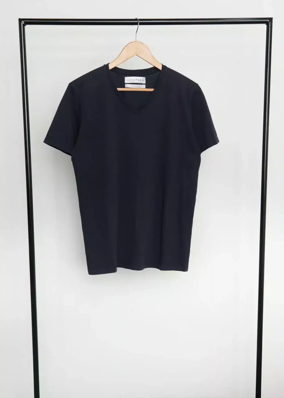 Remera negra de hombre con cuello en V, ideal para un look casual y versátil. Perfecta para combinar con jeans o pantalones chinos.