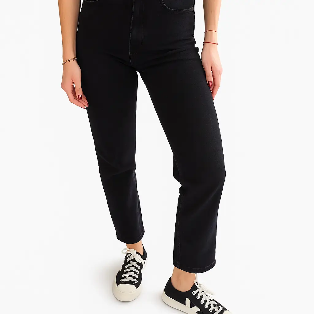 Jeans rectos negros de tiro alto, ideales para un look casual y versátil. Perfectos para combinar con zapatillas o botines.