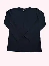 Remera de manga larga negra, ideal para un look casual y versátil. Perfecta para combinar con jeans o pantalones de vestir.