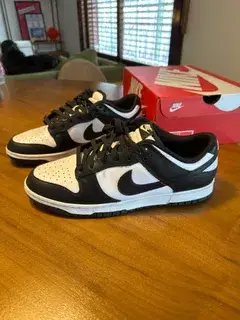 Zapatillas Nike Dunk Low en blanco y negro, un clásico atemporal para cualquier outfit casual. Diseño icónico y comodidad garantizada.