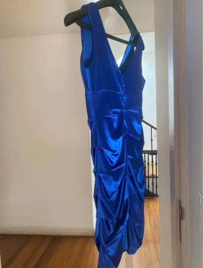 Vestido azul eléctrico, con escote en V y detalles de fruncido en la falda. Ideal para una noche especial o una fiesta.