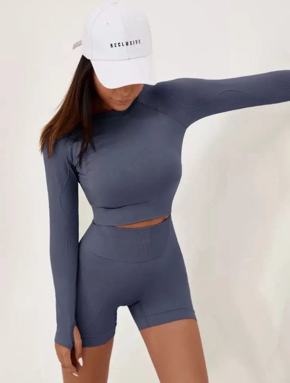 Conjunto deportivo de mujer en color gris. Incluye un top de manga larga con detalle de agujero para el pulgar y shorts a juego. Ideal para entrenamientos y actividades físicas.

es de shein pero la calidad es muy buena, tiene un detalle en la manga que es un agujero para el dedo y asi es como pueden ver que es para deportivo.