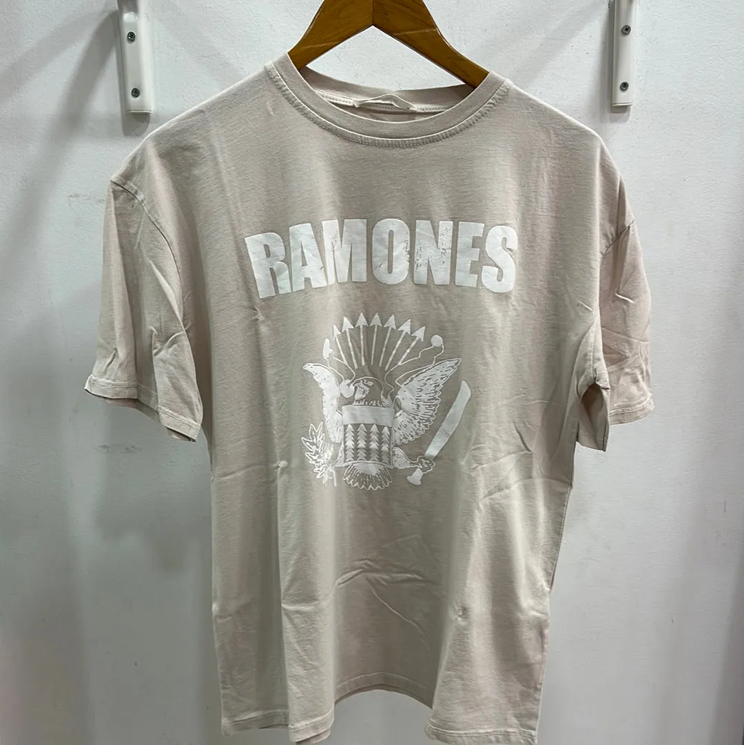 Remera de algodón color tiza con estampa "Ramones" y el icónico escudo de la banda. Un clásico del rock para un look canchero.