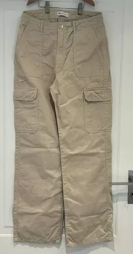 Pantalón cargo color beige, tiro alto, con bolsillos amplios a los costados. Un básico súper cómodo y canchero para tu día a día.