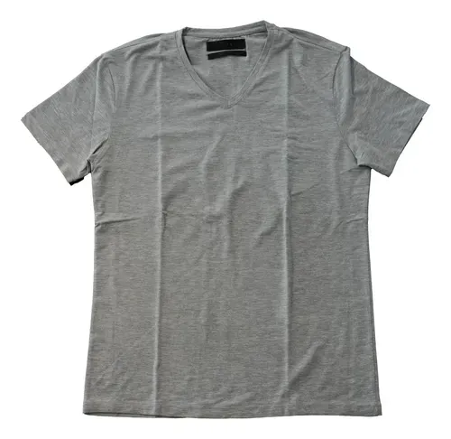 Remera gris de manga corta con cuello en V. Un básico atemporal, ideal para el día a día o para combinar en looks más arreglados. Su corte clásico la hace súper versátil.