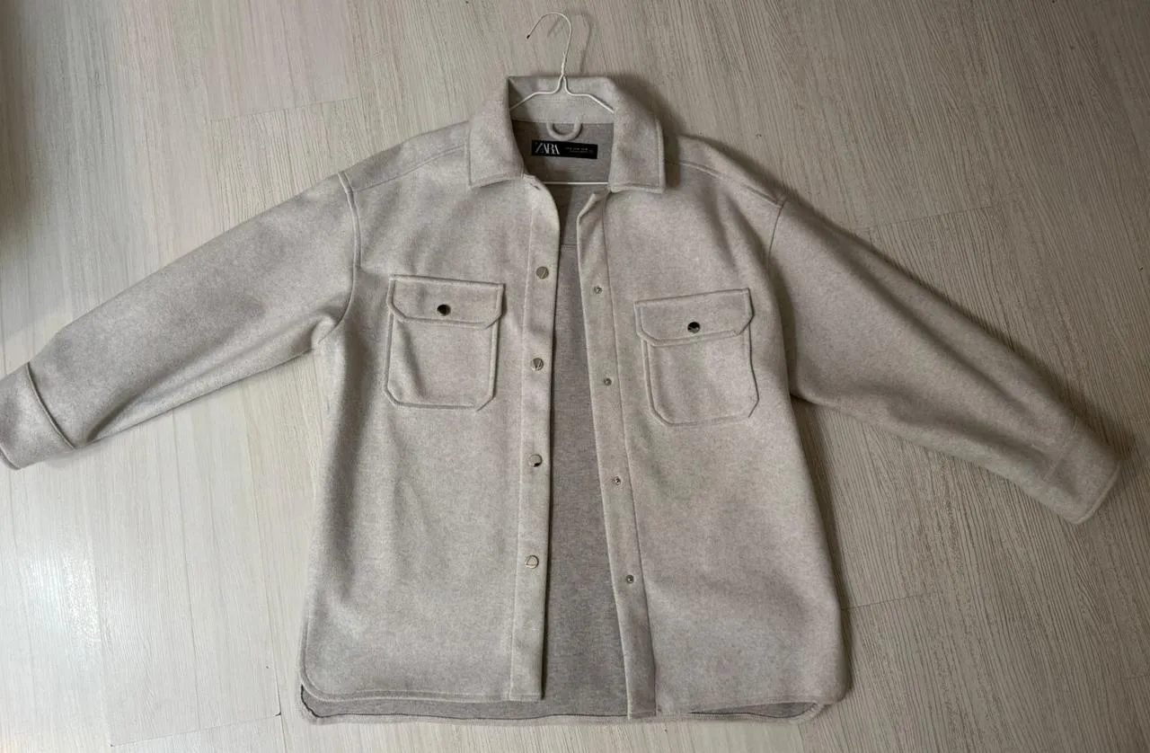 Campera tipo camisa de paño, color crudo. Posee dos bolsillos con tapa en el frente y botones metálicos. Ideal para un look casual y moderno.