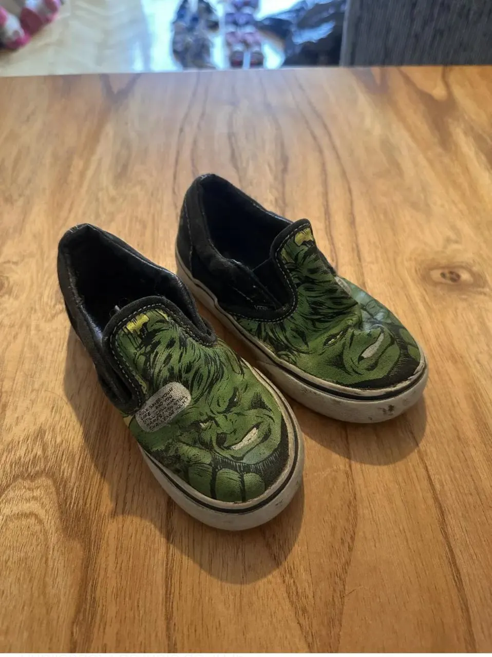 Zapatillas slip-on con estampa del personaje Hulk de Marvel. Ideales para los fanáticos del superhéroe.