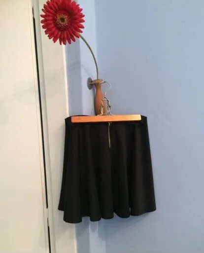 Pollera negra corta, con cierre metálico al frente. Ideal para un look casual o para salir.