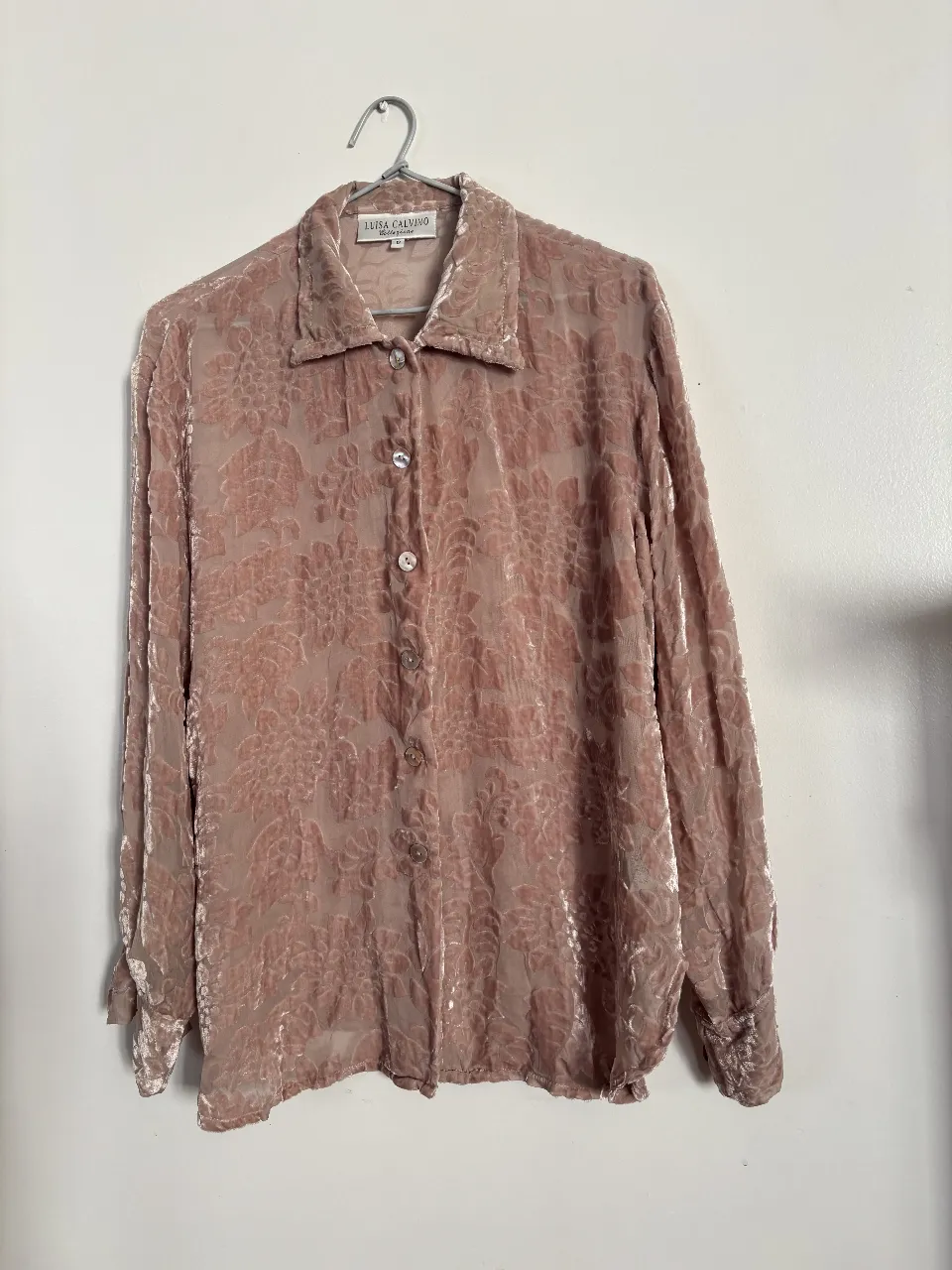 Blusa de terciopelo rosa con estampado floral. Ideal para un look vintage y elegante.